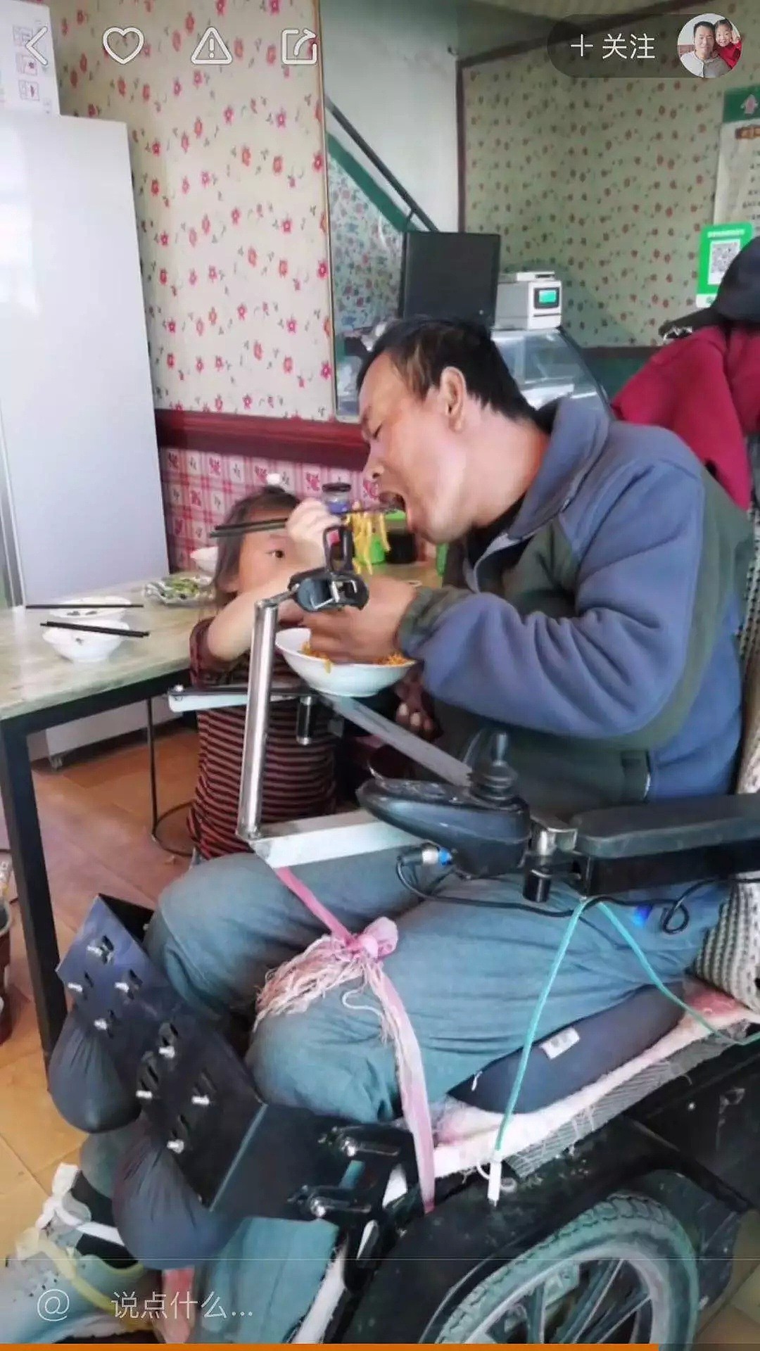 6岁中国女孩牺牲童年独自照顾瘫痪父亲，震惊外国网友却这么看！（图/视频） - 23