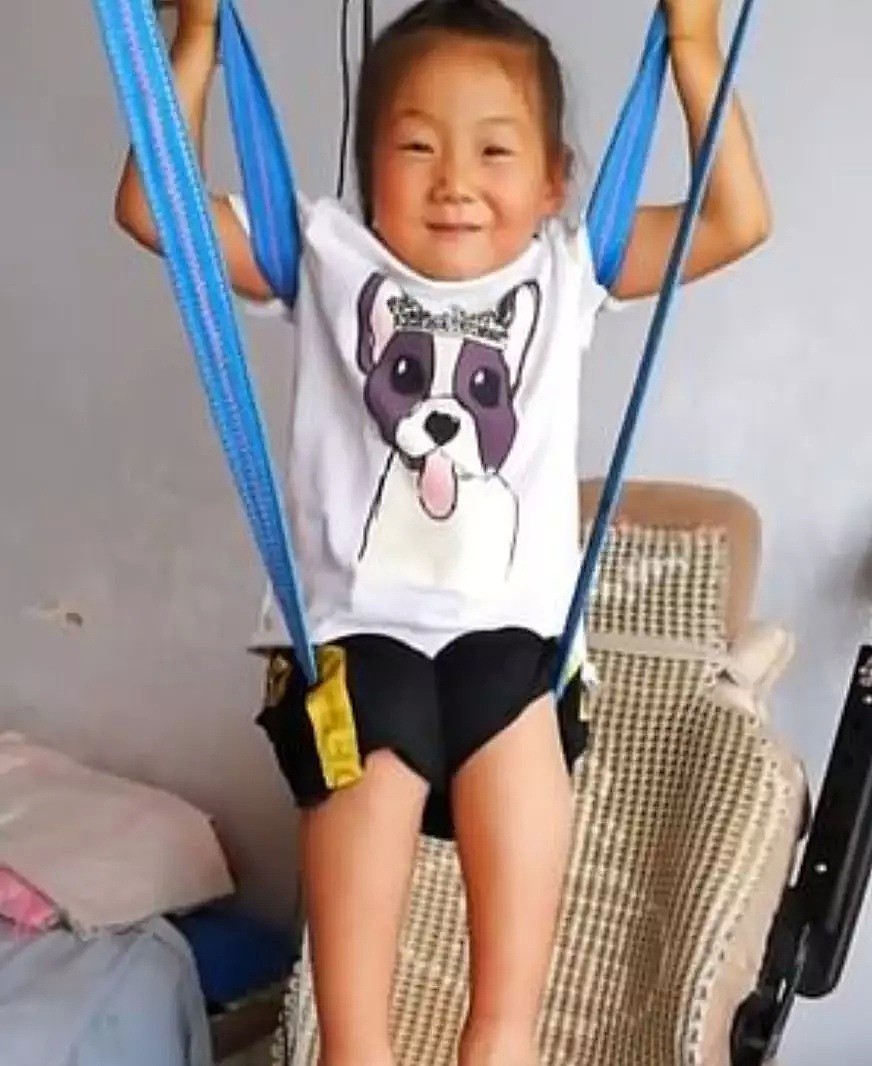 6岁中国女孩牺牲童年独自照顾瘫痪父亲，震惊外国网友却这么看！（图/视频） - 25