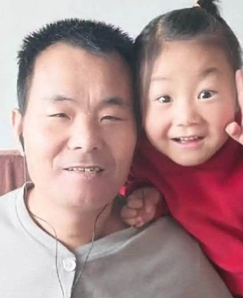 6岁中国女孩牺牲童年独自照顾瘫痪父亲，震惊外国网友却这么看！（图/视频） - 26