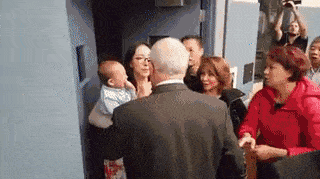 华人妈妈怀抱婴儿被白人政客一把推出门外，主流媒体叫嚣：全是她的错！（视频/组图） - 9