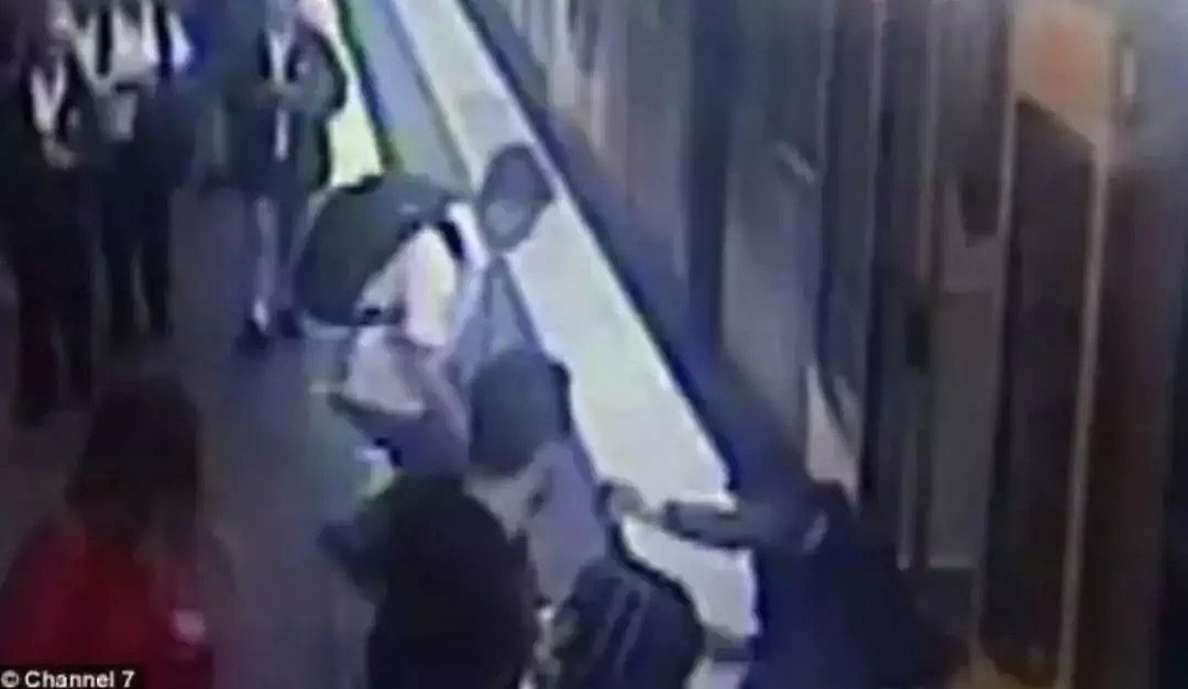 悉尼火车撞死人！事主被夹站台与火车缝隙间，华人目击者讲述亲历（视频/组图） - 34