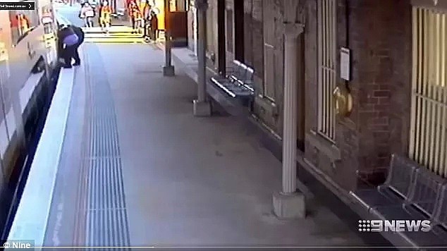 悉尼火车撞死人！事主被夹站台与火车缝隙间，华人目击者讲述亲历（视频/组图） - 35