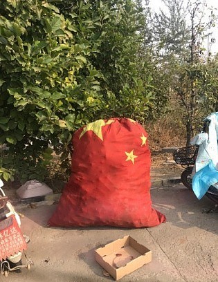 京昆高速服务区用国旗做垃圾袋 官方：别上纲上线（图） - 1