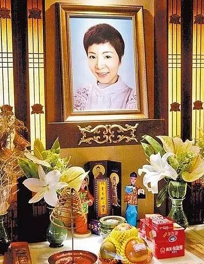 女儿自杀、父亲去世、儿子车祸，如今57岁的她不得不重返歌坛！（组图） - 3