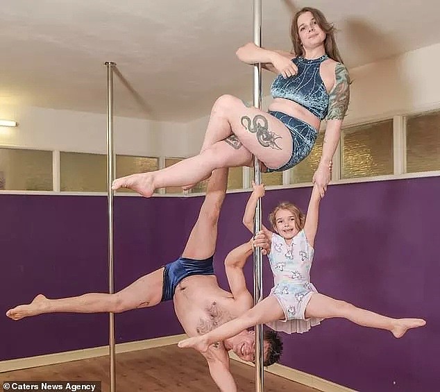 父母带7岁女儿跳三人钢管舞，被批性化儿童（组图） - 8