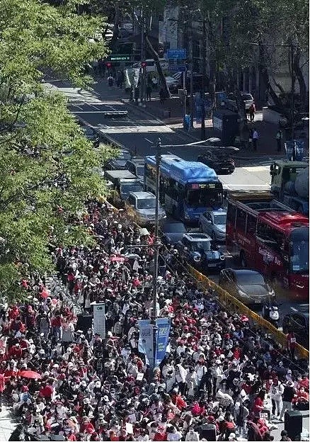 女明星被男友打到子宫出血，还扬言泄露艳照，20万人为她上街了！（组图） - 13