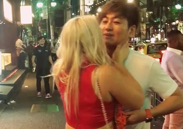美国白人女孩在街头亲吻东亚男人，只为证明他们同样有魅力