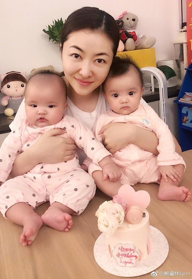 熊黛林的双胞胎女儿长得好神奇，两张脸完全不一样