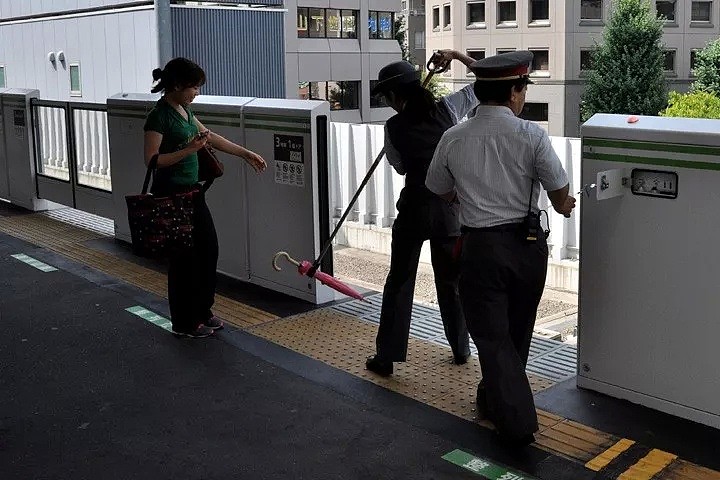 为了捡掉在站台下的生日礼物，一中国男子在日本被电车撞后身亡（组图） - 22