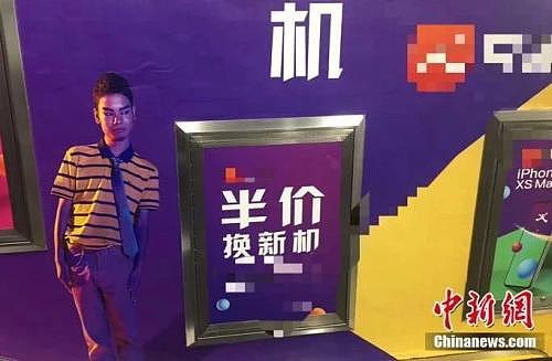 地铁站内，吴正强为某app代言的广告