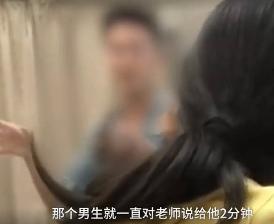 尴尬至极！上海某大学，男生闯课堂，唱歌念诗多国语言表白，结果…（视频/组图） - 1