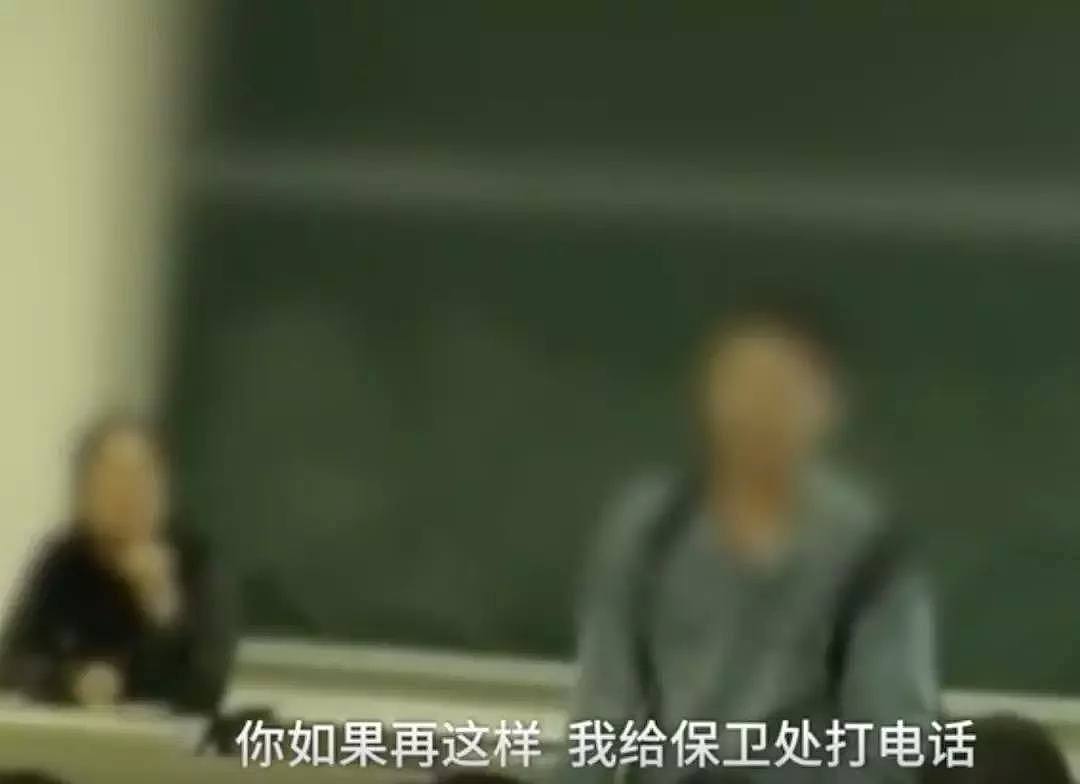 尴尬至极！上海某大学，男生闯课堂，唱歌念诗多国语言表白，结果…（视频/组图） - 2