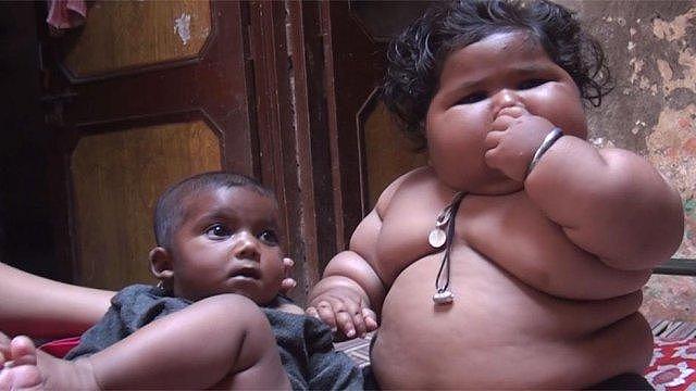 印度女婴才8个月大，体重达到了34斤，每天至少要吃5顿饭