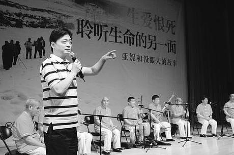 冯小刚发文记不住事要和范冰冰撇清关系？网友：记得交税就行