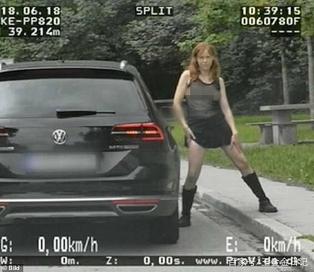 德国女演员一时兴起在路边脱衣热舞 哪知观众是警察（组图） - 1