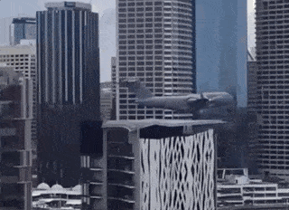 澳洲闹市惊现神秘飞机，似要撞向办公楼！目击者惊慌：难道911重现？（视频/组图） - 1