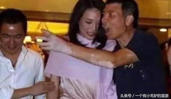 冯小刚王中磊被爆丑照，舒淇夹在两人中间一脸嫌弃，利益圈
