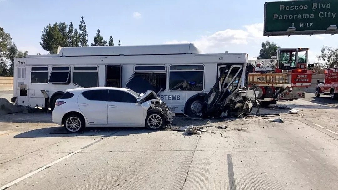 南加州高速路大巴车穿破水泥分隔护栏，连撞多辆汽车，车头尽毁，致40人受伤！（组图） - 2