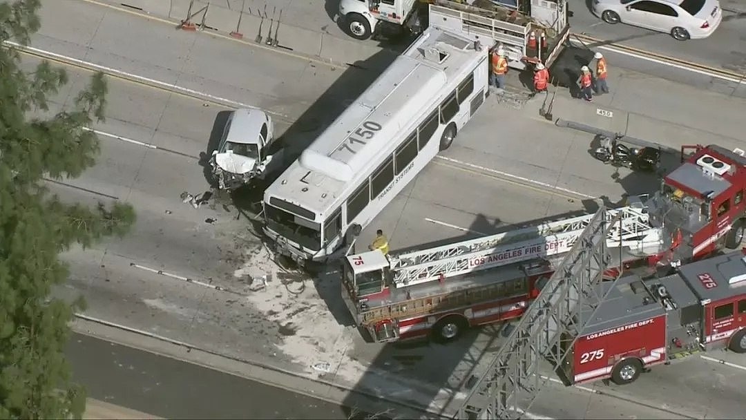南加州高速路大巴车穿破水泥分隔护栏，连撞多辆汽车，车头尽毁，致40人受伤！（组图） - 3