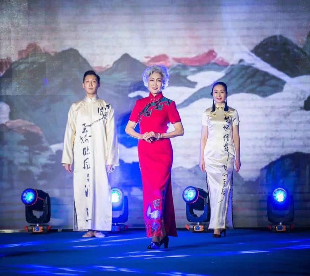 70岁中国旗袍奶奶，夺得选美冠军，惊艳纽约时装周！（组图） - 4