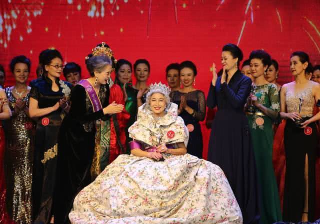 70岁中国旗袍奶奶，夺得选美冠军，惊艳纽约时装周！（组图） - 8