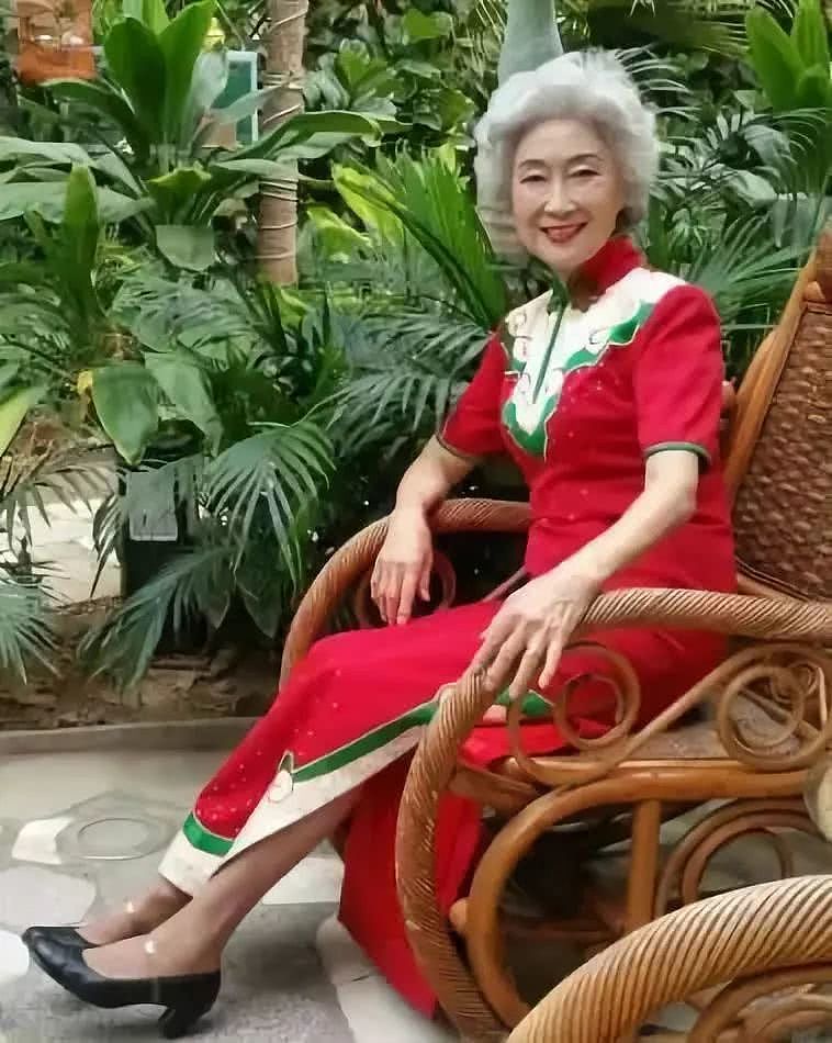 70岁中国旗袍奶奶，夺得选美冠军，惊艳纽约时装周！（组图） - 15