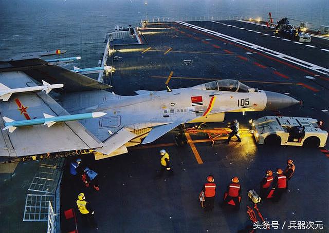 10架舰载机严阵以待，中国航母展示超强打击力，远超日本准航母
