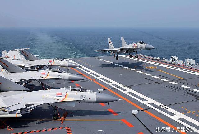 10架舰载机严阵以待，中国航母展示超强打击力，远超日本准航母