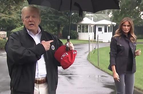 尴尬！特朗普独自撑伞接受采访 留妻子在雨中挨淋（组图） - 1