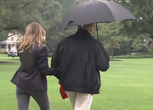 尴尬！特朗普独自撑伞接受采访 留妻子在雨中挨淋（组图） - 2