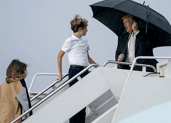 尴尬！特朗普独自撑伞接受采访 留妻子在雨中挨淋（组图） - 3