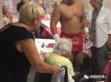 89岁老奶奶强烈要求看小鲜肉…养老院护工为她请来一堆半裸男仆（组图） - 6