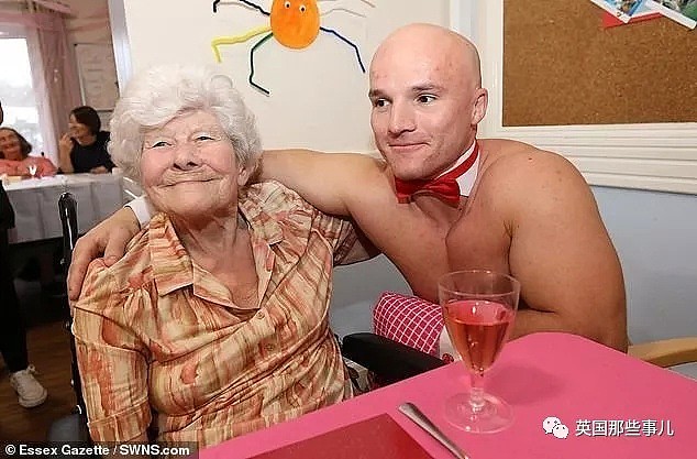89岁老奶奶强烈要求看小鲜肉…养老院护工为她请来一堆半裸男仆（组图） - 11