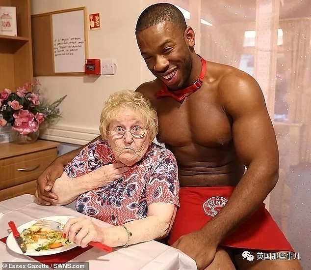 89岁老奶奶强烈要求看小鲜肉…养老院护工为她请来一堆半裸男仆（组图） - 12