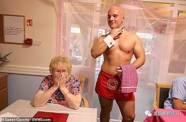 89岁老奶奶强烈要求看小鲜肉…养老院护工为她请来一堆半裸男仆（组图） - 16