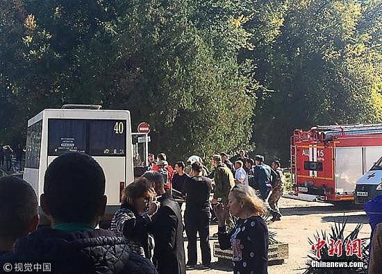 当地时间10月17日，俄罗斯克里米亚东部刻赤技术学校内发生剧烈爆炸，已致至少13死50伤。爆炸发生后，救援人员即刻赶到现场，目前受伤人员已被送往医院。据报道，俄调查人员表示，当天发生在克里米亚的爆炸疑似为恐怖袭击。图片来源：视觉中国