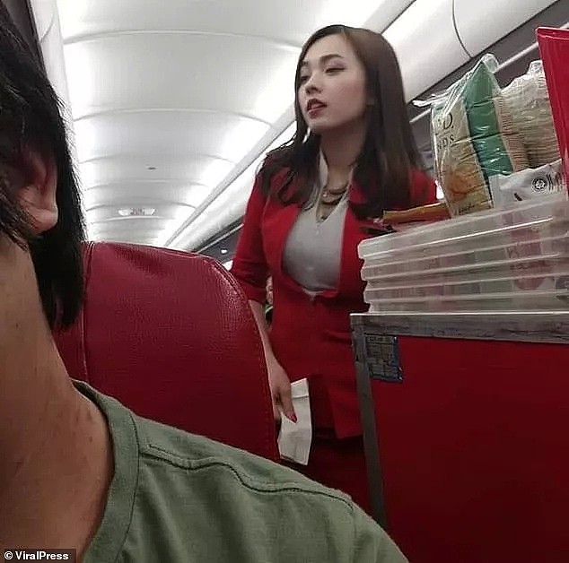 华裔空姐爆红！2张偷拍照流出，被称为最美空姐！一夜社交媒体涨粉到10万，网友：“中国人不是都长这样？”（组图） - 3