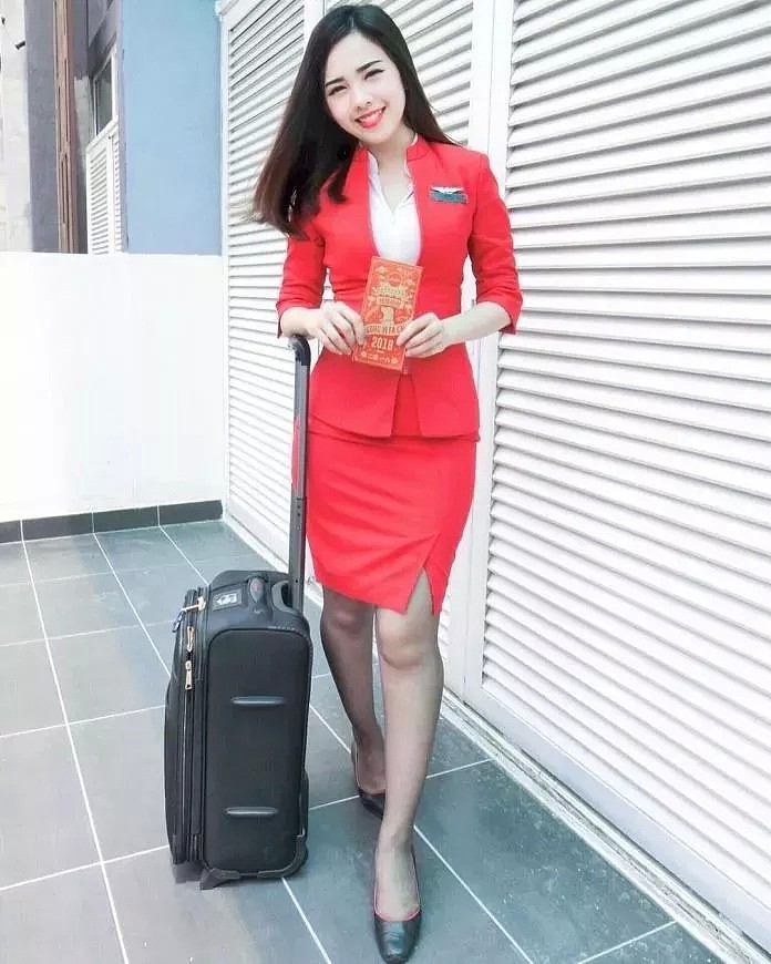 华裔空姐爆红！2张偷拍照流出，被称为最美空姐！一夜社交媒体涨粉到10万，网友：“中国人不是都长这样？”（组图） - 16