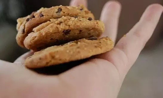 恐怖！美国女高中生用爷爷骨灰烤饼干 带给同学吃还向人炫耀（组图） - 1