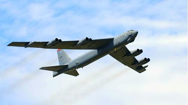 美国太平洋空军宣布，两架驻扎在关岛的B-52轰炸机飞近南海有主权争议的岛礁，以执行例行的训练任务。(资料图片）