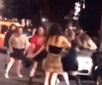 10名女孩深夜在英国街头群殴 场面火爆如黑帮电影（组图） - 2