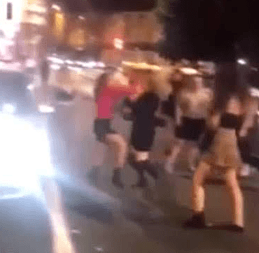 10名女孩深夜在英国街头群殴 场面火爆如黑帮电影（组图） - 3