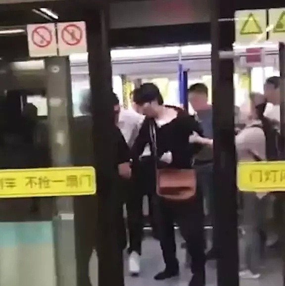 两男子上海地铁站打架，只有一外国老大爷站出来劝架，为什么外国人喜欢“多管闲事”?（组图） - 6