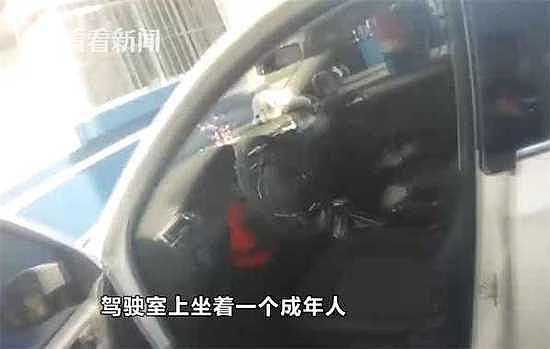 9岁男童开车上路 母亲坐副驾驶拍视频直夸“不得了”