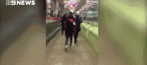 网传华人代购为抢网红粉胶，在Costco和白人吵架！整车推走引周围顾客不满（视频/组图） - 23