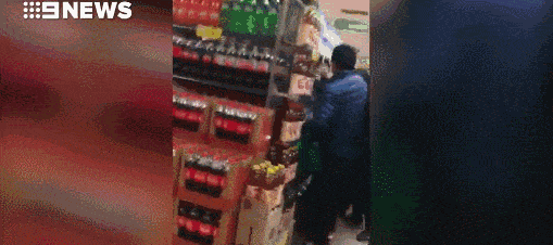网传华人代购为抢网红粉胶，在Costco和白人吵架！整车推走引周围顾客不满（视频/组图） - 25