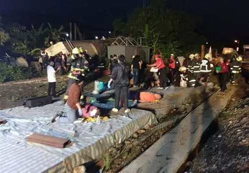 22死171伤！列车出轨铁轨插入车厢倾覆 台湾铁路出事一美籍乘客受伤！（组图） - 2