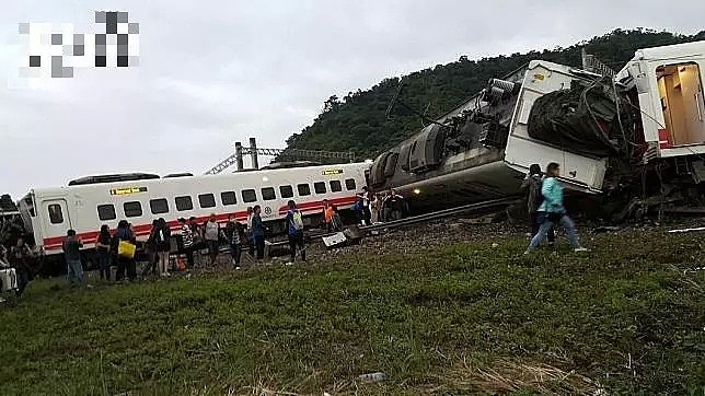 22死171伤！列车出轨铁轨插入车厢倾覆 台湾铁路出事一美籍乘客受伤！（组图） - 4