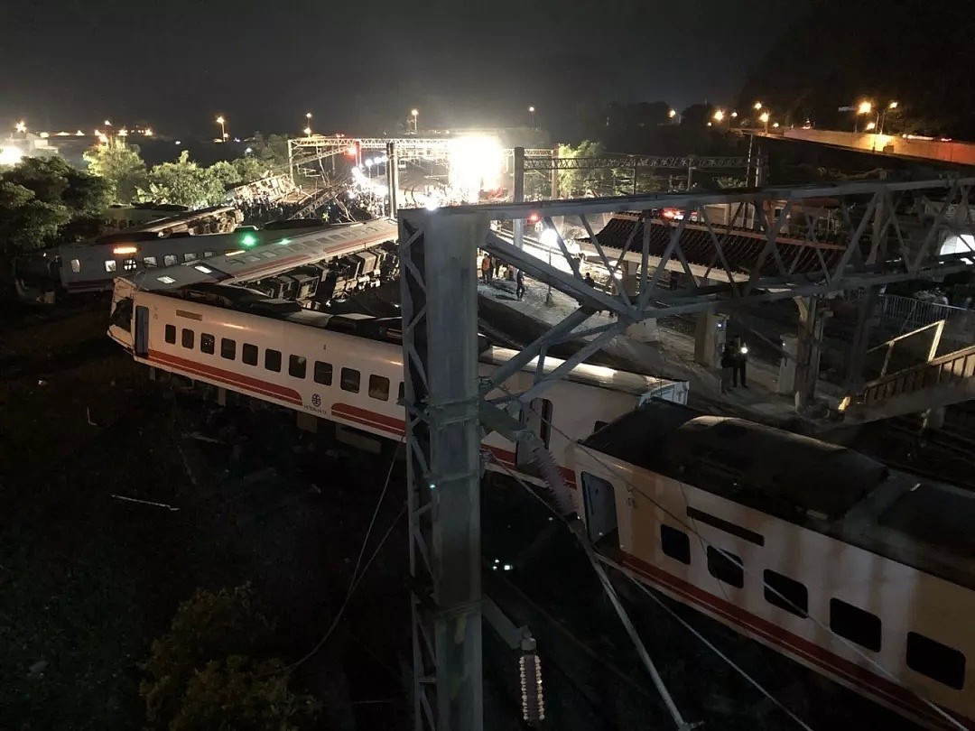 22死171伤！列车出轨铁轨插入车厢倾覆 台湾铁路出事一美籍乘客受伤！（组图） - 5