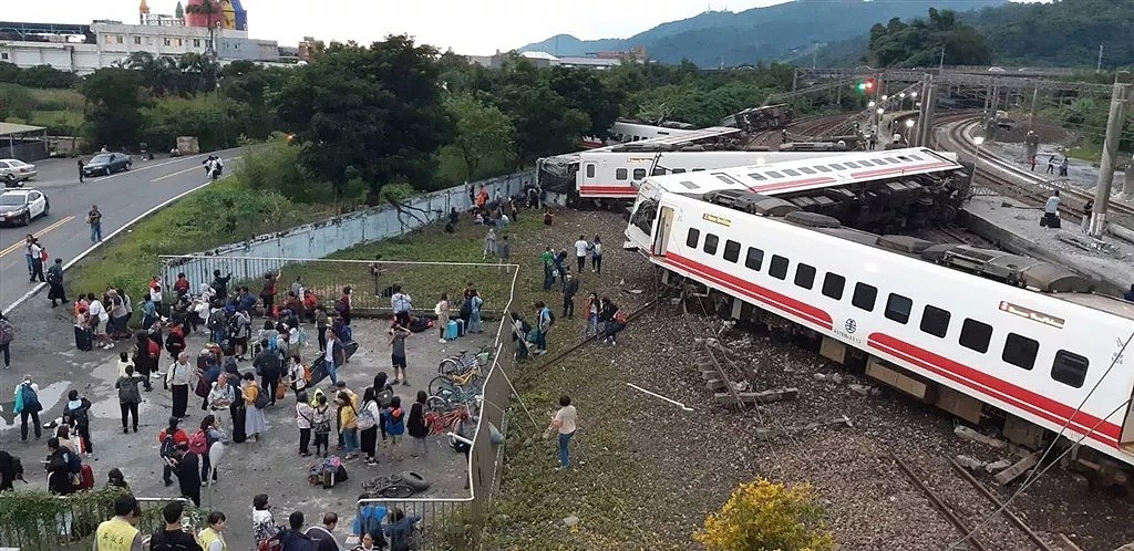 22死171伤！列车出轨铁轨插入车厢倾覆 台湾铁路出事一美籍乘客受伤！（组图） - 6